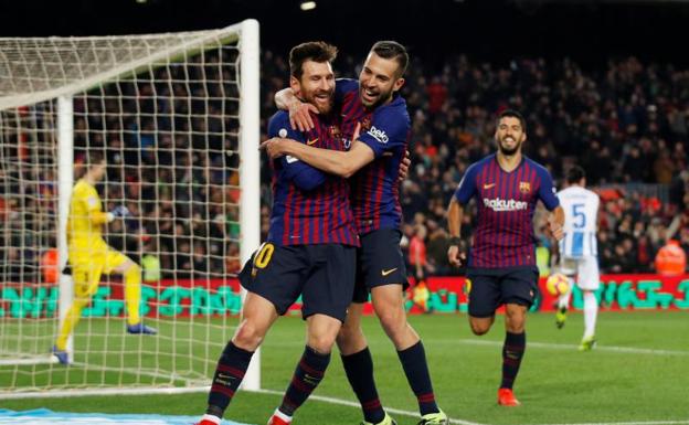 Messi recibe la felicitación de Jordi Alba tras marcar el gol que sentenció el partido. 