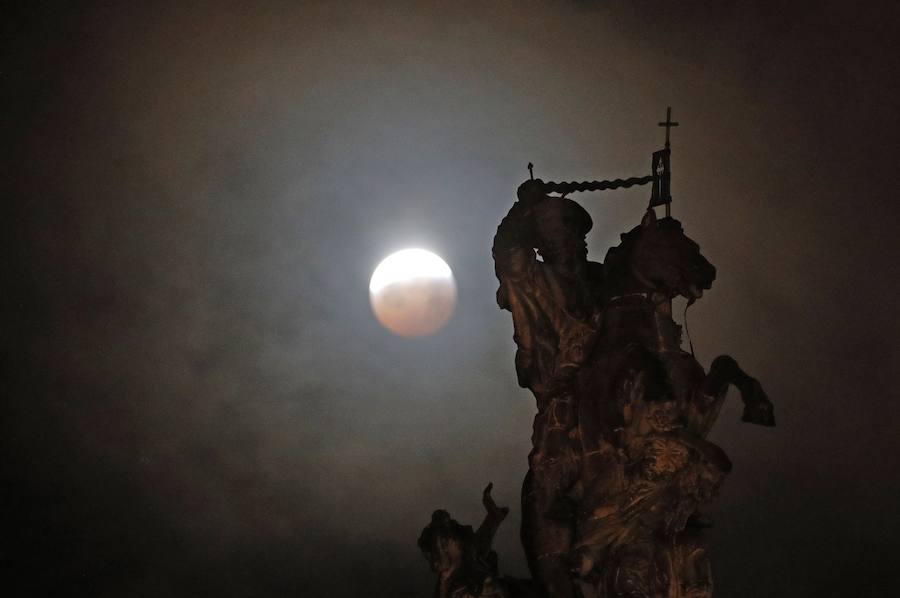 El eclipse lunar en Santiago de Compostela.