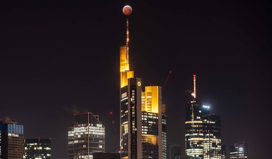 El eclipse lunar en Frankfurt (Alemania).