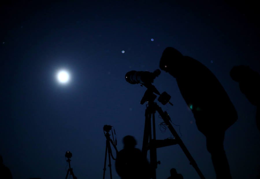 El eclipse lunar en Viena (Austria).