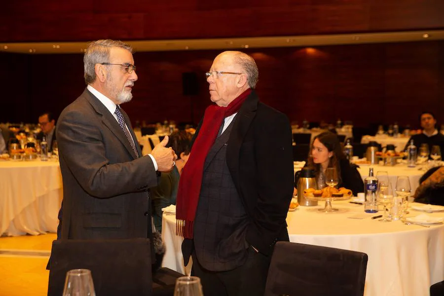 La ministra asturiana asume en un desayuno de EL COMERCIO que la jubilación inminente de los médicos causará «problemas severos» al sistema