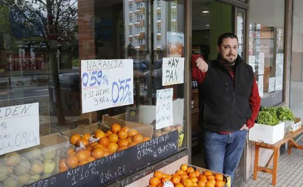 Frutería Moderna. Hace cuatro años que Sergio García dirige un comercio en la avenida de Portugal, que abrió hace veinte. 