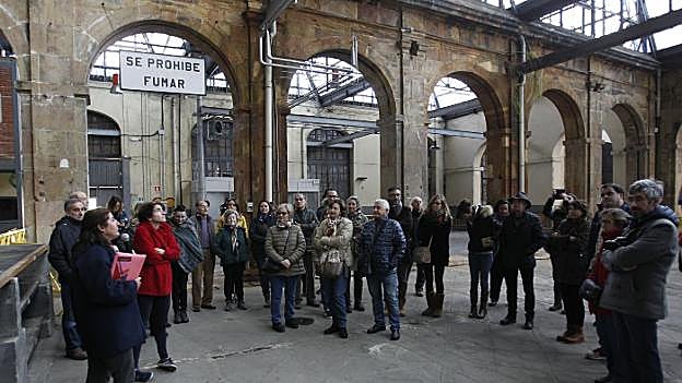 El taller de Expediciones, que alberga el antiguo claustro del monasterio durante una visita. 