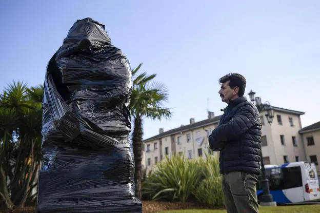 Alonso contempla la escultura que hasta el jueves estará tapada. 