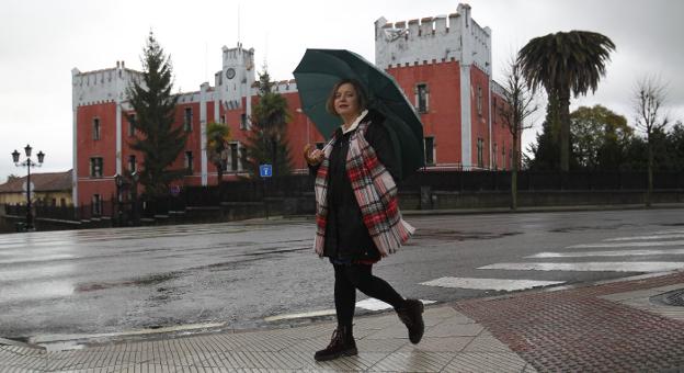 La vicealcaldesa, Ana Taboada, delante del edificio principal de oficinas de la fábrica de armas de La Vega. 