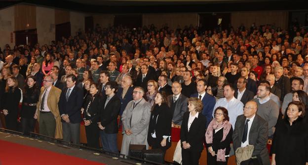 La viuda, hijos, nieta, hermanos y sobrinos de Areces, el presidente del Principado, la ministra de Sanidad y la alcaldesa de Gijón, escuchan de pie el himno de Asturias, con el que finalizó el homenaje. 