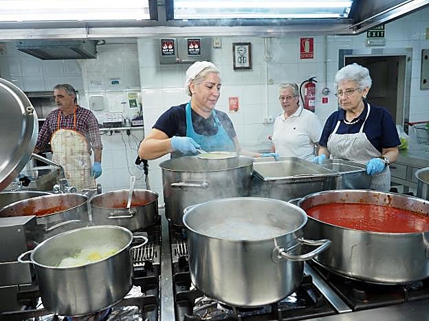 Voluntarios de la cocina económica de Gijón que gestiona la Asociación Gijonesa de Caridad. 