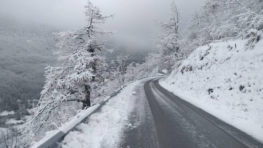 Mucha nieve pero pocos esquiadores en el primer día de temporada de esquí en las estaciones del Principado, en Valgrande-Pajares y en Fuentes de Invierno.