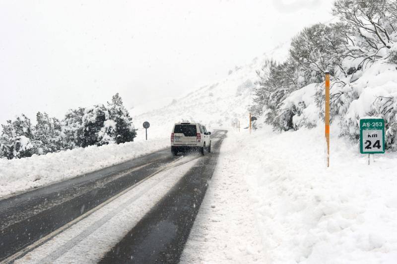 Mucha nieve pero pocos esquiadores en el primer día de temporada de esquí en las estaciones del Principado, en Valgrande-Pajares y en Fuentes de Invierno.