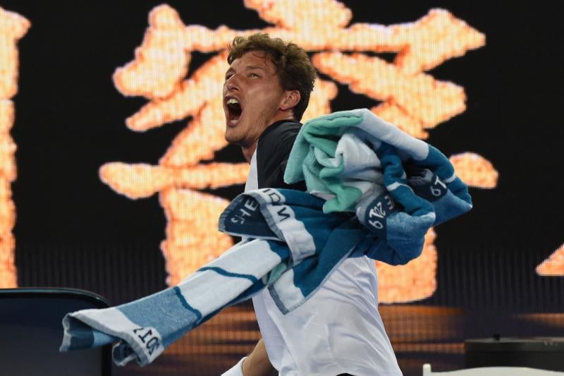 El tenista gijonés se fue de la pista en cólera por una polémica decisión del juez. El asturiano cedió por 6-7 (8/10), 4-6, 7-6 (7/4), 6-4 y 7-6 (10/8). Tras el punto decisivo de Nishikori, recogió sus cosas a toda prisa y, sin saludar al árbitro y se marchó gritando insultos