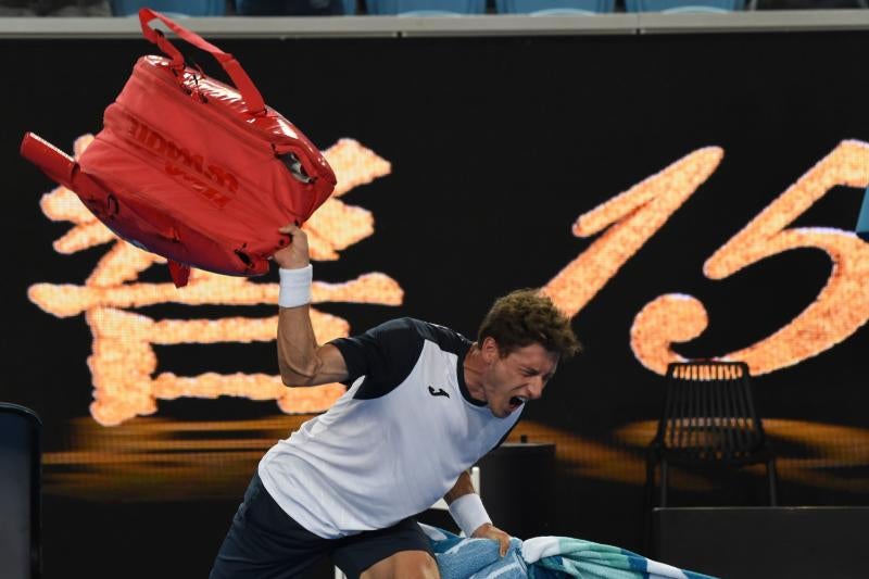 El tenista gijonés se fue de la pista en cólera por una polémica decisión del juez. El asturiano cedió por 6-7 (8/10), 4-6, 7-6 (7/4), 6-4 y 7-6 (10/8). Tras el punto decisivo de Nishikori, recogió sus cosas a toda prisa y, sin saludar al árbitro y se marchó gritando insultos