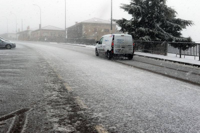 La región se mantiene en situación de prealerta por nevadas con un despliegue especial de máquinas quitanieves. 