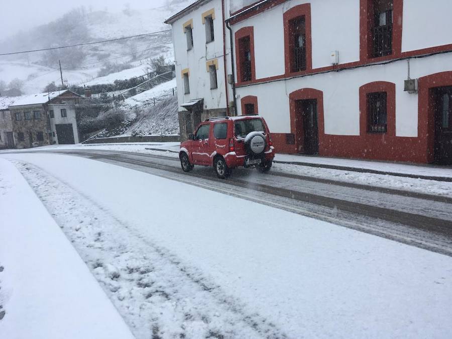 La región se mantiene en situación de prealerta por nevadas con un despliegue especial de máquinas quitanieves. 