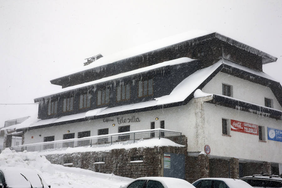 La región se mantiene en situación de prealerta por nevadas con un despliegue especial de máquinas quitanieves. 