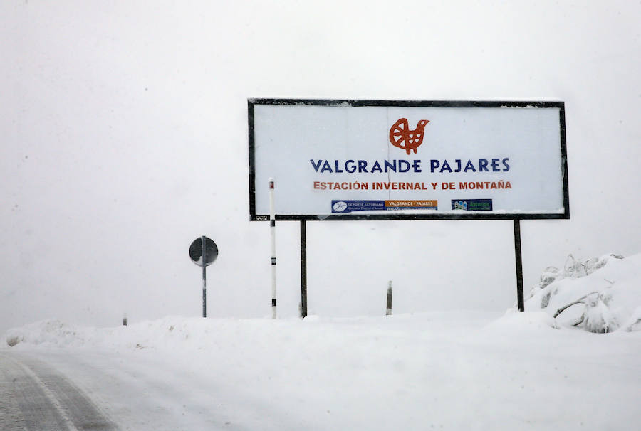 La región se mantiene en situación de prealerta por nevadas con un despliegue especial de máquinas quitanieves. 