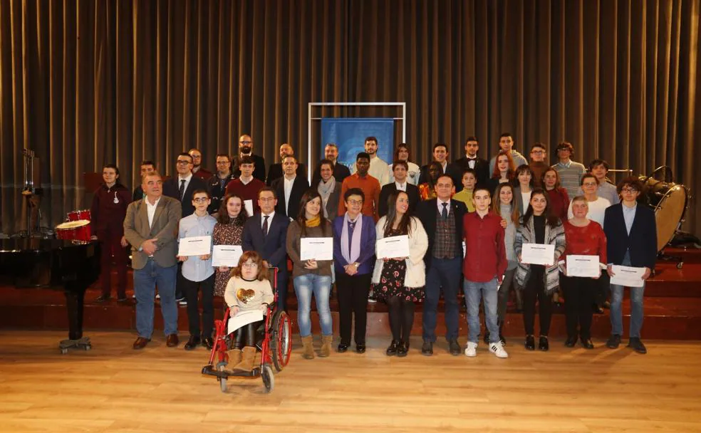 Los estudiantes galardonados posan con sus diplomas con el consejero de Educación en el Conservatorio de Oviedo. 