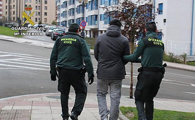 Los agentes arrestan a uno de los miembros de la banda que destrozaba coches.