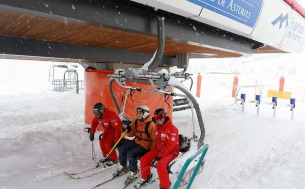 Imagen. Numerosas personas se acercaron a las pistas de esquí para disfrutar de la nieve.