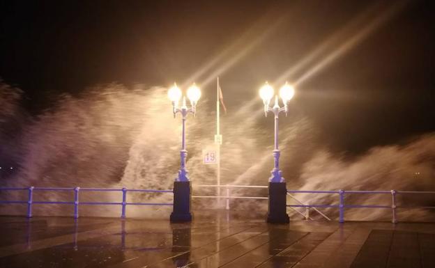El fuerte oleaje que deja el temporal en la playa de San Lorenzo en Gijón