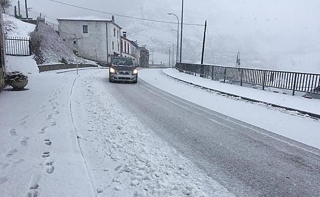 Asturias encara un temporal de nieve con espesores de hasta 35 centímetros