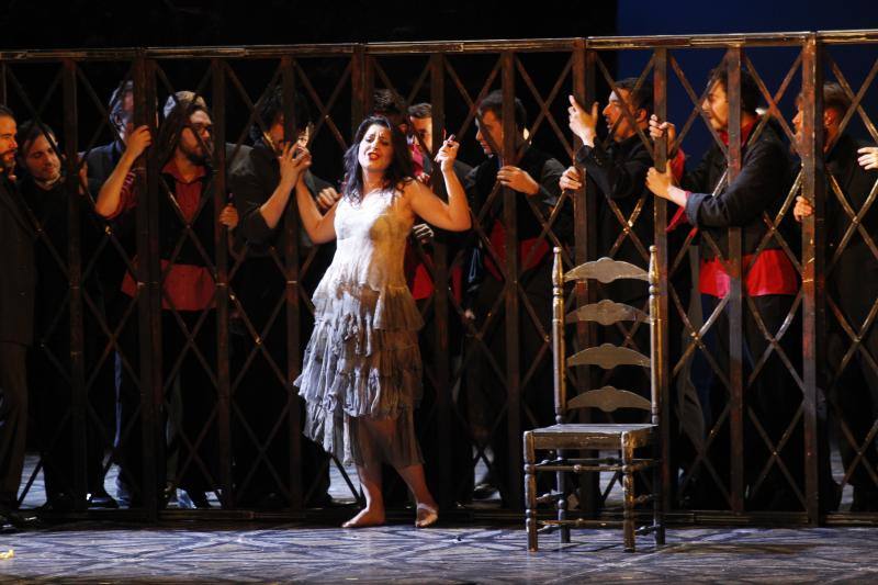 La temporada de Ópera de Oviedo llega a su fin y lo hace con una de las obras cumbre de la música. 'Carmen', la gran composición de Bizet, vuelve al Campoamor de mano del Teatro de la Ópera Alemana en el Rin, que ya prepara en el escenario de la capital asturiana un montaje que representará los días 27, 27 y 30 de enero y el 1 y 2 de febrero. 