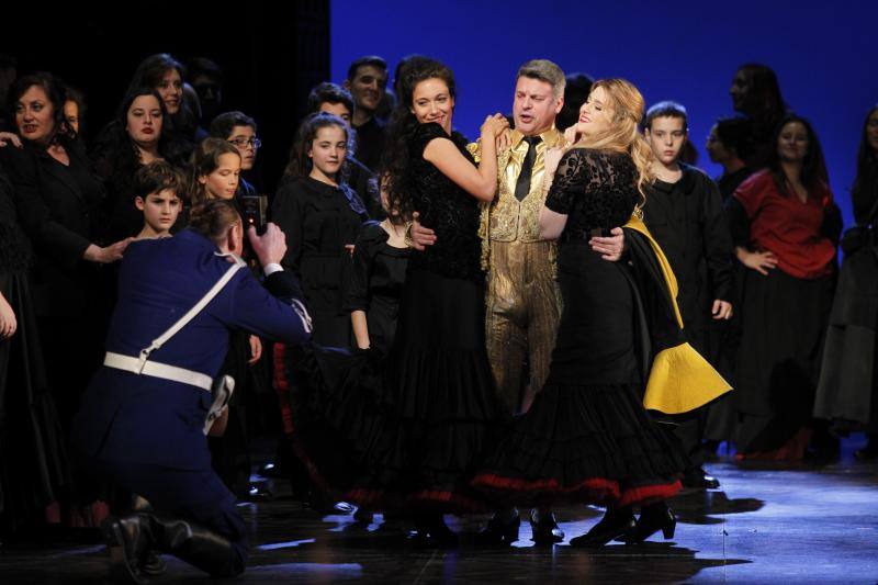 La temporada de Ópera de Oviedo llega a su fin y lo hace con una de las obras cumbre de la música. 'Carmen', la gran composición de Bizet, vuelve al Campoamor de mano del Teatro de la Ópera Alemana en el Rin, que ya prepara en el escenario de la capital asturiana un montaje que representará los días 27, 27 y 30 de enero y el 1 y 2 de febrero. 