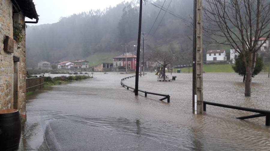 El hospital de Arriondas centra toda la atención por la crecida de los ríos Piloña y Sella. 