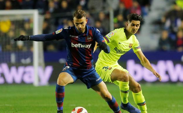 El azulgrana Chumi (d), durante el partido de Copa contra el Levante. 