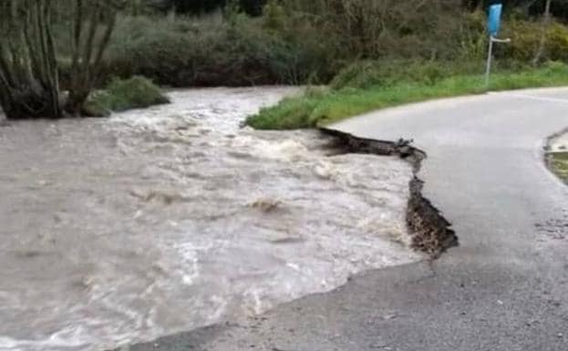 Imagen. Socavón en la carretera de acceso a Cuevas del Mar. 