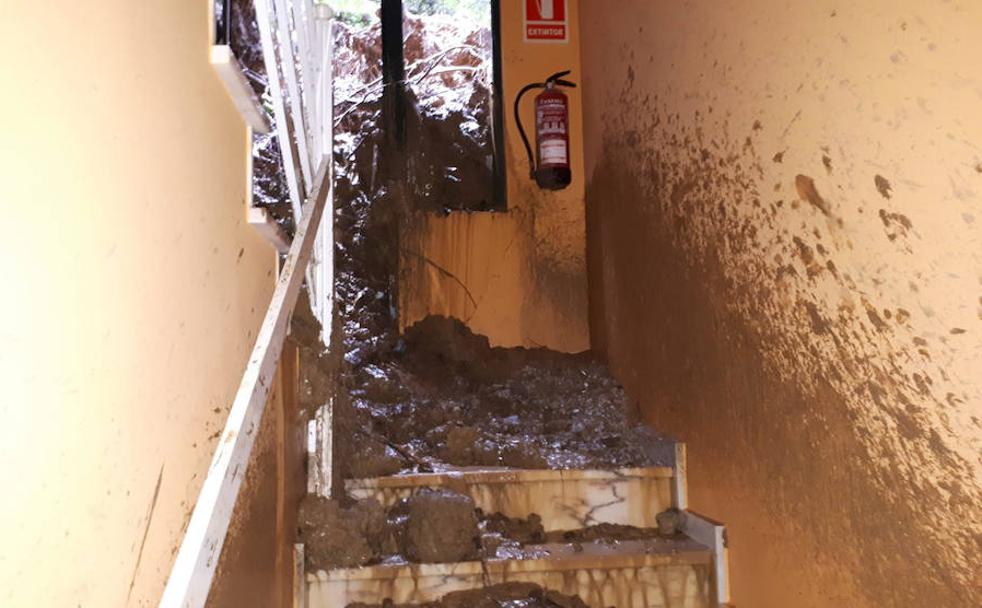 El lodo entra por una de las ventanas del edificio desalojado en Mieres. 