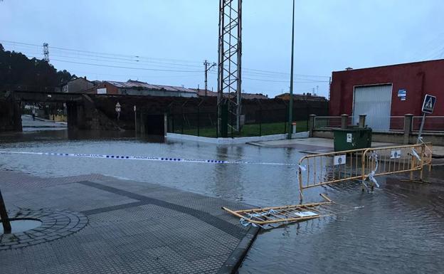 El tráfico está cortado por inundaciones en El Reblinco. 