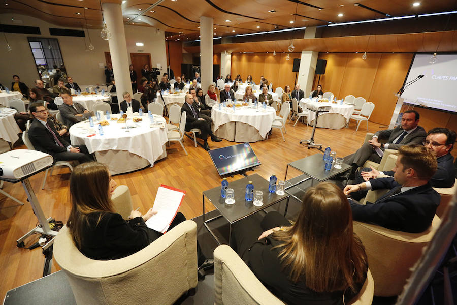 La vicerrectora de Acción Transversal y Cooperación con la Empresa de la Universidad de Oviedo, Eugenia Suárez, ha ofrecido una conferencia sobre la importancia de esta forma de dirigir una compañía en el marco de una jornada organizada por EL COMERCIO y en la que también ha tenido lugar una mesa redonda con casos prácticos expuestos por representantes de CaixaBank, Caja Rural de Asturias, Vegalsa-Eroski y Corporación Alimentaria Peñasanta (CAPSA).