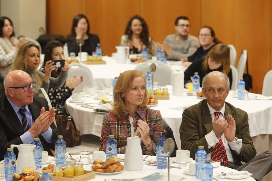 La vicerrectora de Acción Transversal y Cooperación con la Empresa de la Universidad de Oviedo, Eugenia Suárez, ha ofrecido una conferencia sobre la importancia de esta forma de dirigir una compañía en el marco de una jornada organizada por EL COMERCIO y en la que también ha tenido lugar una mesa redonda con casos prácticos expuestos por representantes de CaixaBank, Caja Rural de Asturias, Vegalsa-Eroski y Corporación Alimentaria Peñasanta (CAPSA).