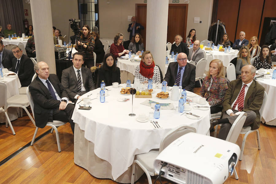 La vicerrectora de Acción Transversal y Cooperación con la Empresa de la Universidad de Oviedo, Eugenia Suárez, ha ofrecido una conferencia sobre la importancia de esta forma de dirigir una compañía en el marco de una jornada organizada por EL COMERCIO y en la que también ha tenido lugar una mesa redonda con casos prácticos expuestos por representantes de CaixaBank, Caja Rural de Asturias, Vegalsa-Eroski y Corporación Alimentaria Peñasanta (CAPSA).