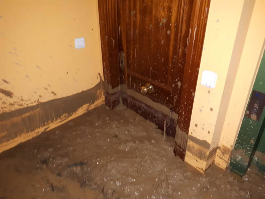 Ocho viviendas de un edificio de la calle Oñón de Mieres han sido desalojadas tras un desprendimiento de lodo y árboles que ha caído sobre el inmueble. Se cree que al menos tres pisos han sufrido daños significativos. 