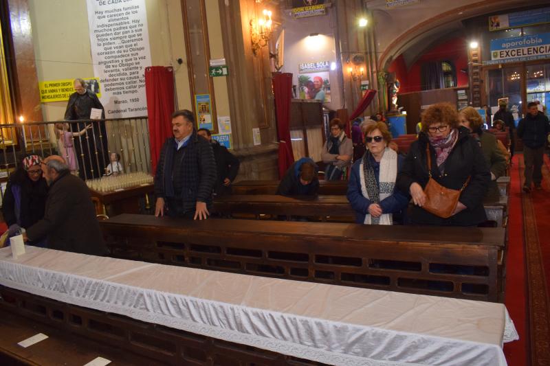 La iglesia de San Antón, en la madrileña calle de Hortaleza, acogió en la tarde de ayer una misa en recuerdo del recientemente fallecido presidente del Principado Vicente Álvarez Areces. La misa fue oficiada por el padre Ángel, fundador de la organización Mensajeros de la Paz y que está al frente de la parroquia. A la organización de la misma se sumó también el centro asturiano en la capital de España. En la imagen, un momento del acto