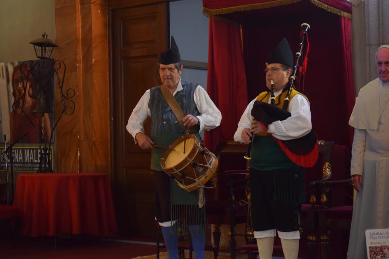La iglesia de San Antón, en la madrileña calle de Hortaleza, acogió en la tarde de ayer una misa en recuerdo del recientemente fallecido presidente del Principado Vicente Álvarez Areces. La misa fue oficiada por el padre Ángel, fundador de la organización Mensajeros de la Paz y que está al frente de la parroquia. A la organización de la misma se sumó también el centro asturiano en la capital de España. En la imagen, un momento del acto