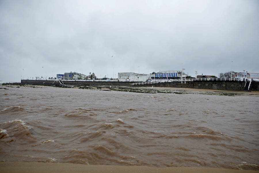 El Piles al límite de su capacidad baja con las aguas turbias y las consecuencias del temporal se dejan ver en distintos puntos de la ciudad