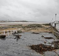 El Piles al límite de su capacidad baja con las aguas turbias y las consecuencias del temporal se dejan ver en distintos puntos de la ciudad