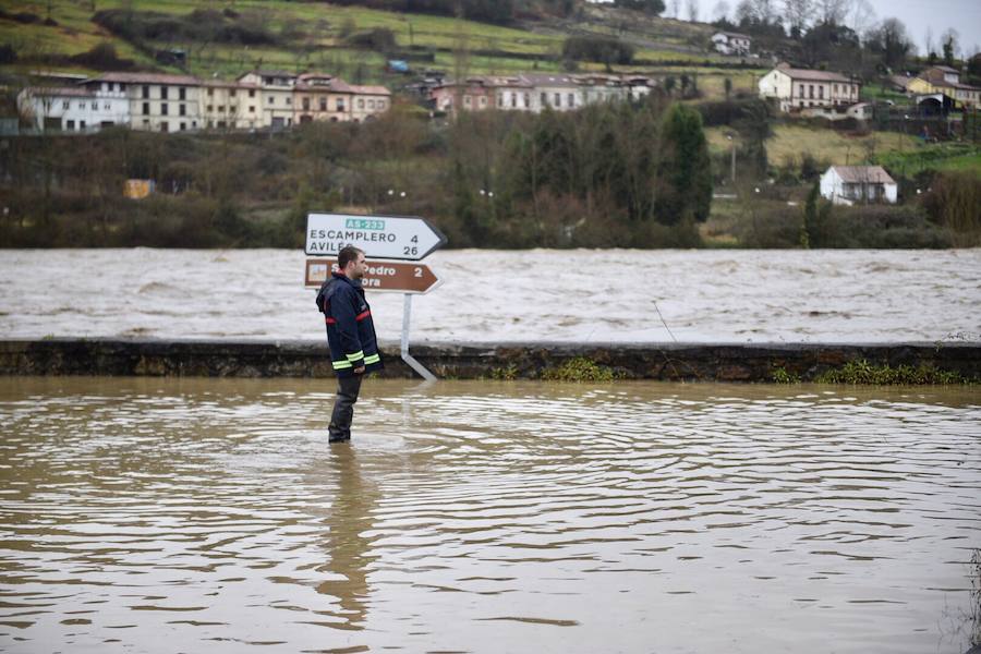 El río Trubia está desbordado en varios puntos, las alcantarillas anegadas y los portales de planta baja del grupo Coronel Baeza cubiertos de agua. Son algunas de las incidencias. 