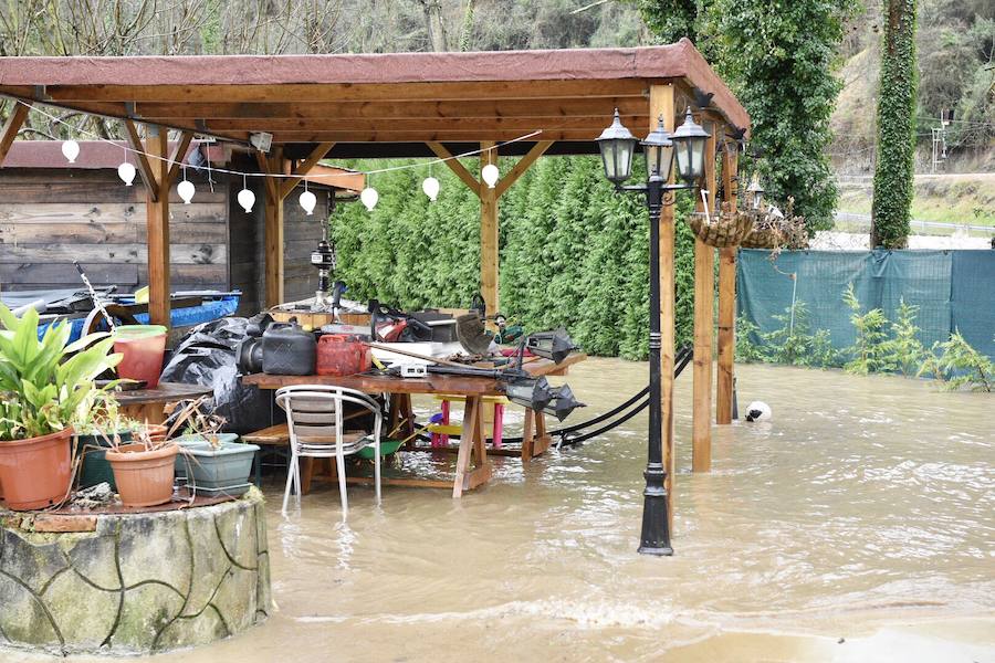 El río Trubia está desbordado en varios puntos, las alcantarillas anegadas y los portales de planta baja del grupo Coronel Baeza cubiertos de agua. Son algunas de las incidencias. 