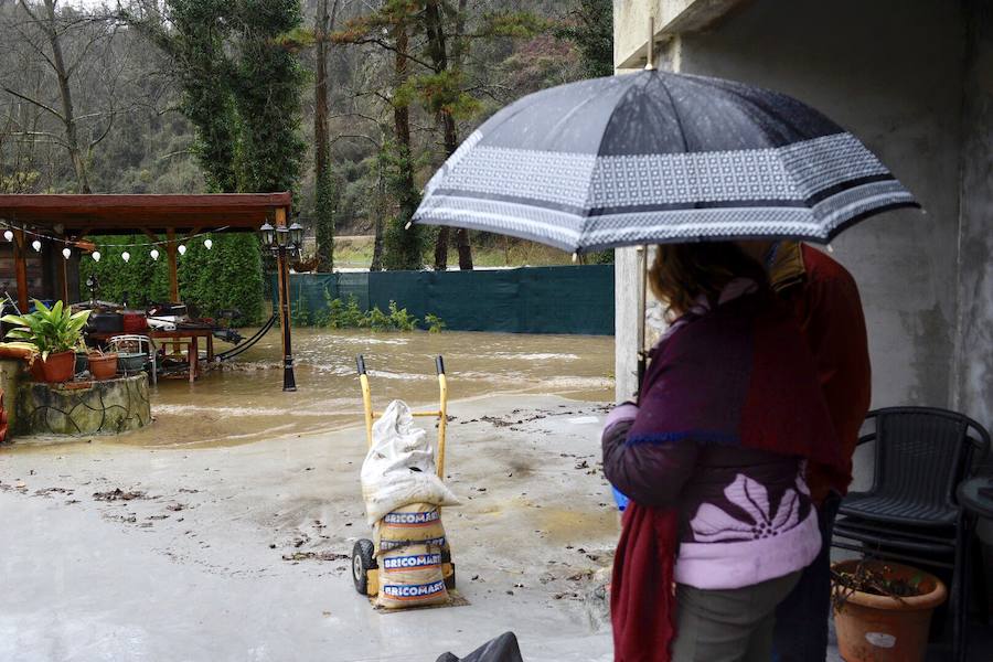 El río Trubia está desbordado en varios puntos, las alcantarillas anegadas y los portales de planta baja del grupo Coronel Baeza cubiertos de agua. Son algunas de las incidencias. 