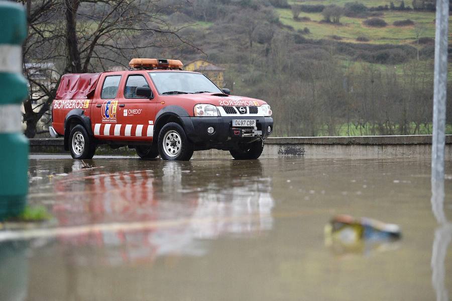 El río Trubia está desbordado en varios puntos, las alcantarillas anegadas y los portales de planta baja del grupo Coronel Baeza cubiertos de agua. Son algunas de las incidencias. 