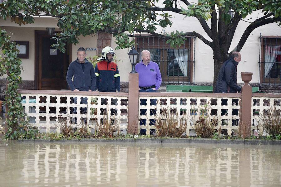 El río Trubia está desbordado en varios puntos, las alcantarillas anegadas y los portales de planta baja del grupo Coronel Baeza cubiertos de agua. Son algunas de las incidencias. 