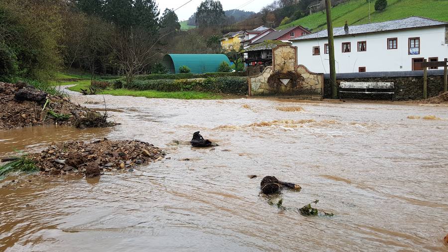 Las fuertes lluvias provocan el desbordamiento de estos dos ríos