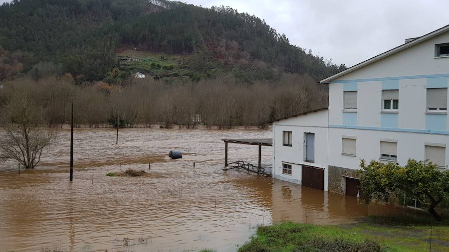 Las fuertes lluvias provocan el desbordamiento de estos dos ríos