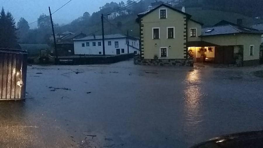 Las fuertes lluvias provocan el desbordamiento de estos dos ríos