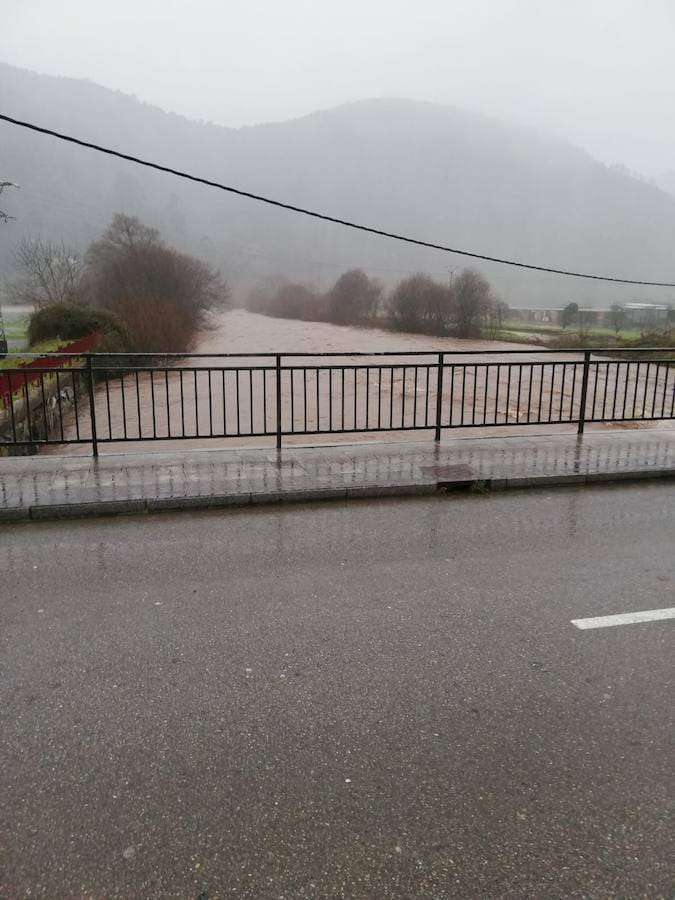 Las fuertes lluvias provocan el desbordamiento de estos dos ríos