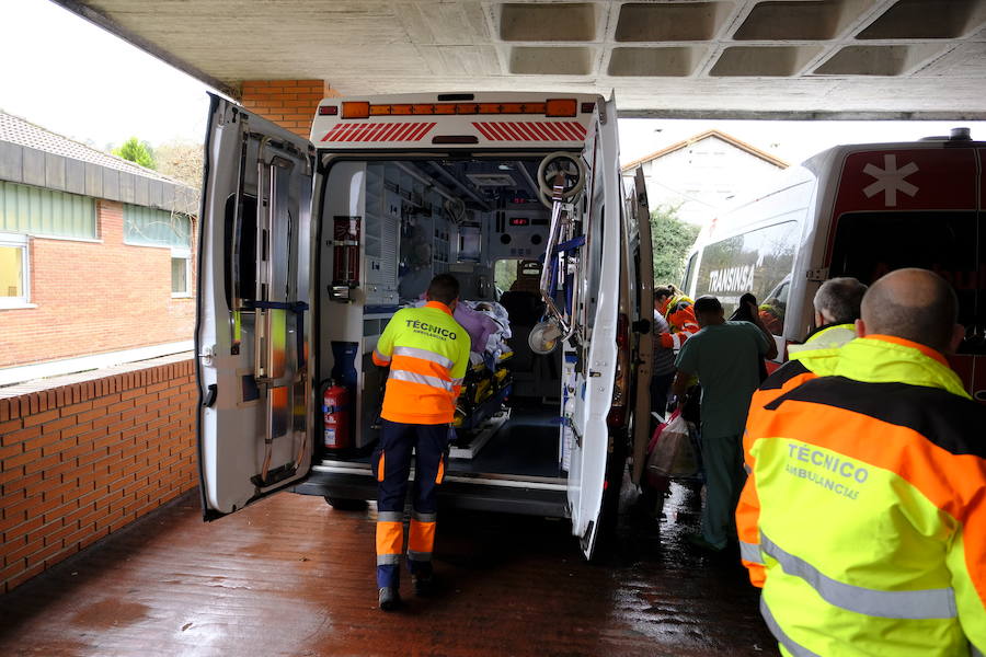 Medio centenar de personas son trasladadas a otros centros hospitalarios de la región ante la posibilidad de un desbordamiento de los ríos que inunde el hospital de Arriondas