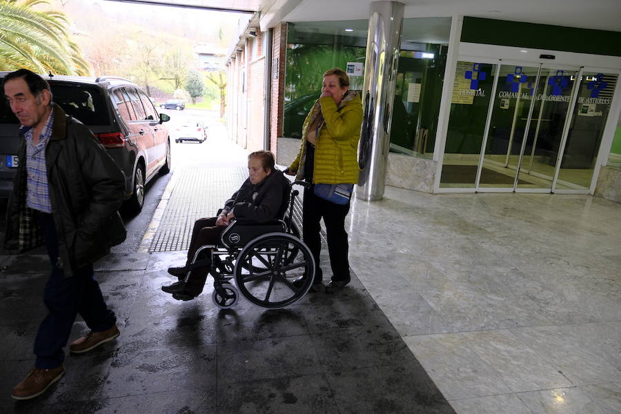 Medio centenar de personas son trasladadas a otros centros hospitalarios de la región ante la posibilidad de un desbordamiento de los ríos que inunde el hospital de Arriondas